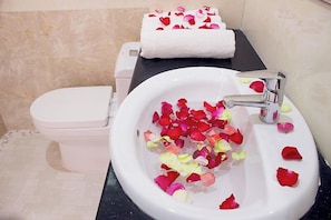 Shower, free toiletries, slippers, bidet - Ban Mai Hotel 66 (Phan Thiet)