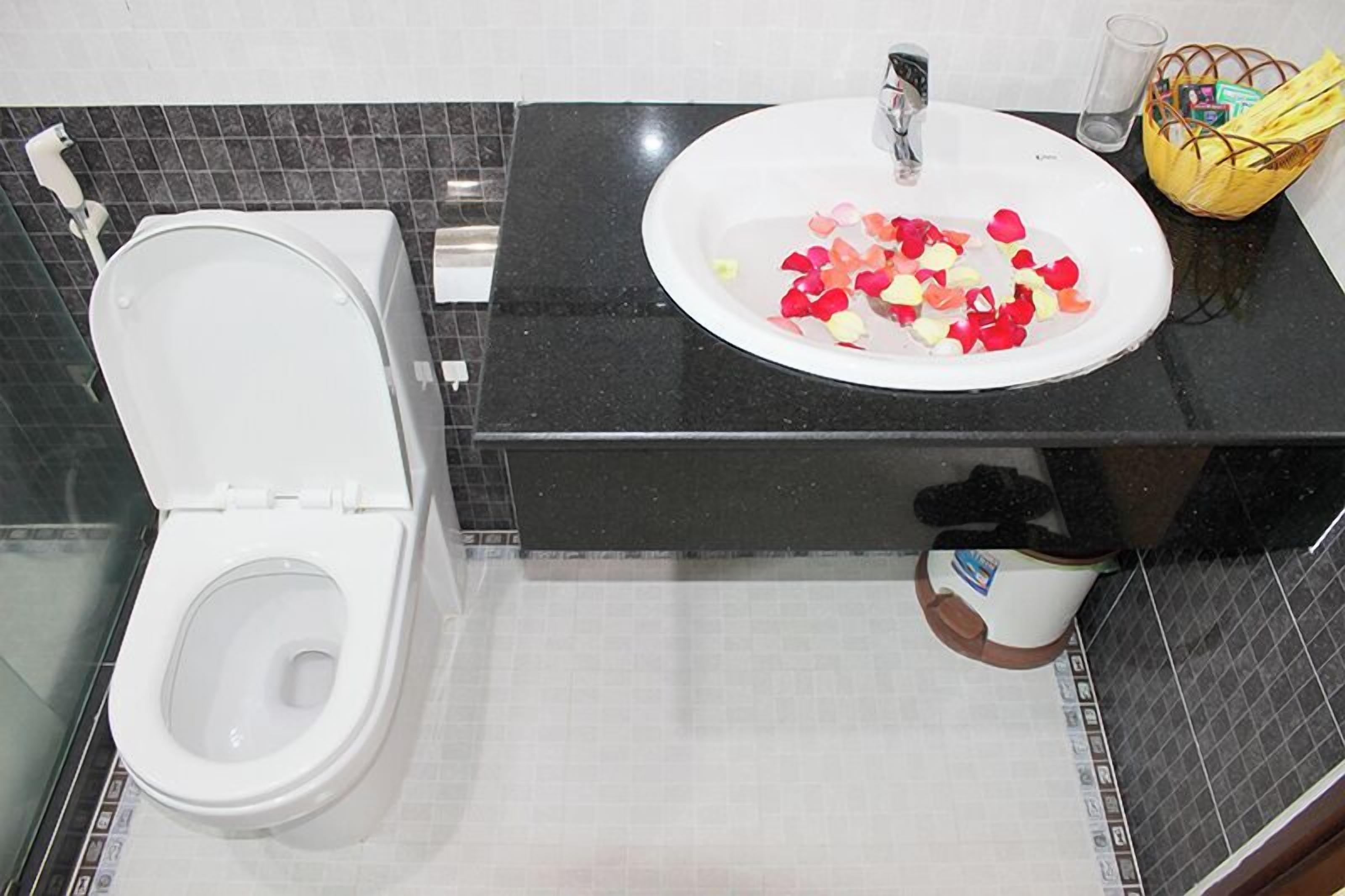 Standard Double or Twin Room, City View | Bathroom | Shower, free toiletries, slippers, towels