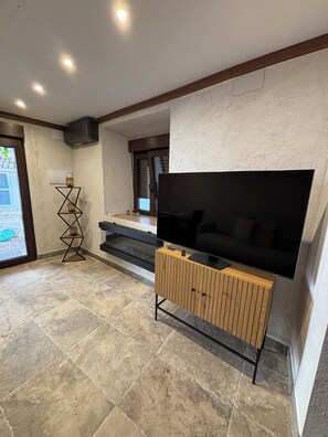 Superior Apartment, 1 Queen Bed with Sofa bed, Patio, Garden View | Living area - La Morada del Conde (Manzanares)