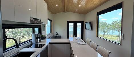 Kühlschrank, Mikrowelle, Herdplatte, Geschirrspüler