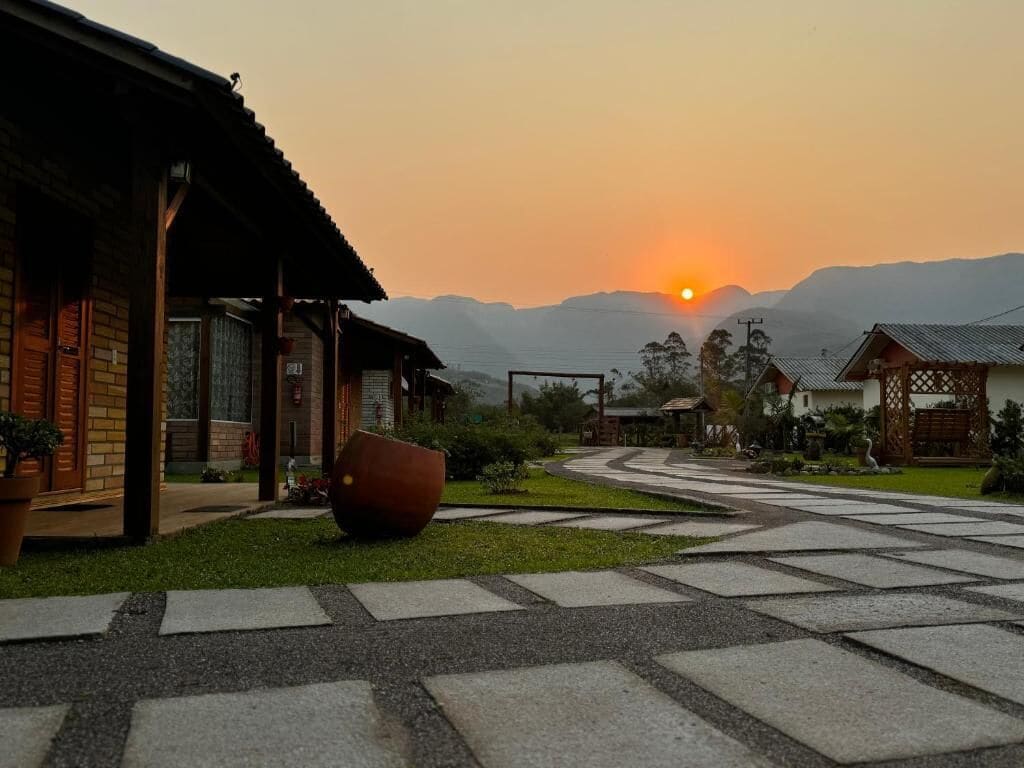 Classic Chalet, Mountain View | Soundproofing, free WiFi, bed sheets