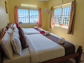 Cubrecamas, muebles diferentes y escritorio