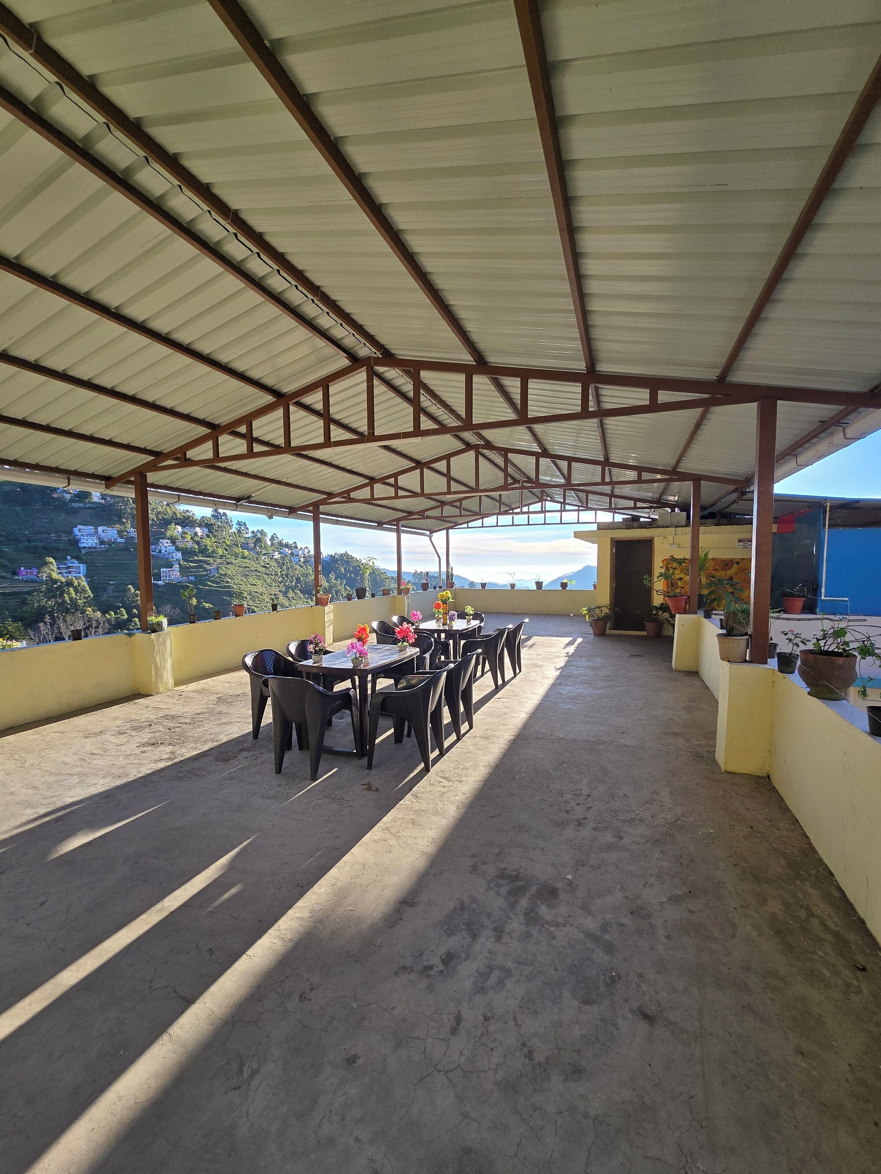 Breakfast, lunch, dinner served; garden views 