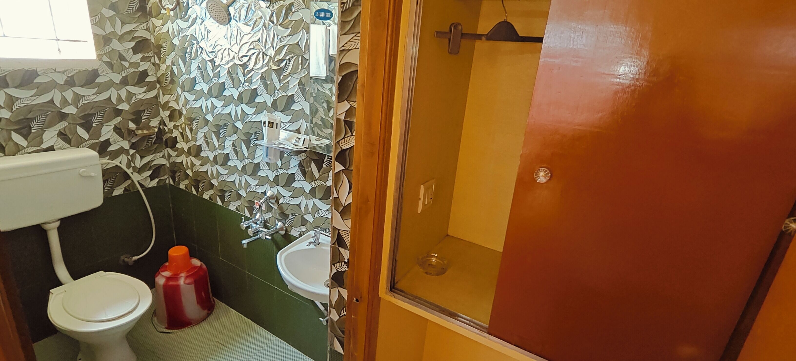Un baño con inodoro, lavabo y ducha.
