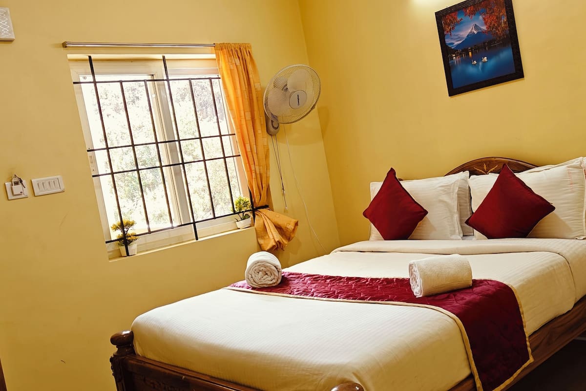 Phòng Tiêu chuẩn | Chăn bông, trang bị nội thất với thiết kế riêng biệt, bàn