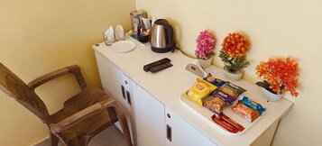 Cubrecamas, muebles diferentes y escritorio