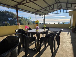 Breakfast, lunch, dinner served; garden views 