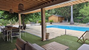 A covered patio with a pool, outdoor furniture, and a wooden pergola. - MAISON L'ANGELINE AVEC PISCINE PRIVÉE (Le Plan-de-la-Tour)