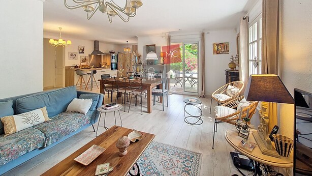 A spacious living area with a sofa, coffee table, and a dining table. - MAISON L'ANGELINE AVEC PISCINE PRIVÉE (Le Plan-de-la-Tour)