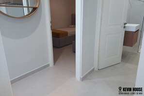 2 bedrooms, in-room safe, iron/ironing board, free WiFi