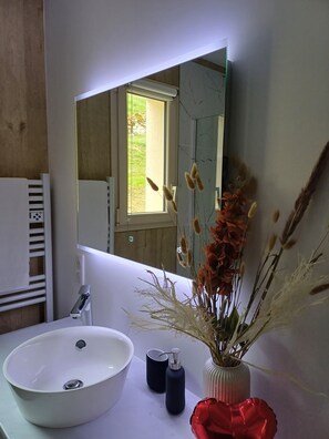 Jetted tub, hair dryer, towels, soap