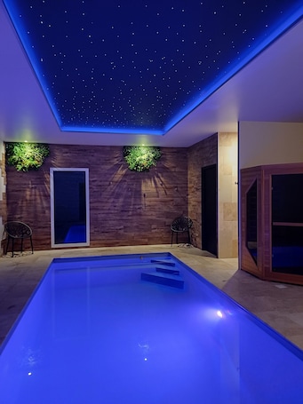 Pool. Suite SAPHIR with private spa and pool- Bélénos Suites et Spa