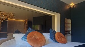 A modern bedroom with a large bed, a wardrobe, and a mirror. - Suite SAPHIR with private spa and pool- Bélénos Suites et Spa (Bligny-sur-Ouche)