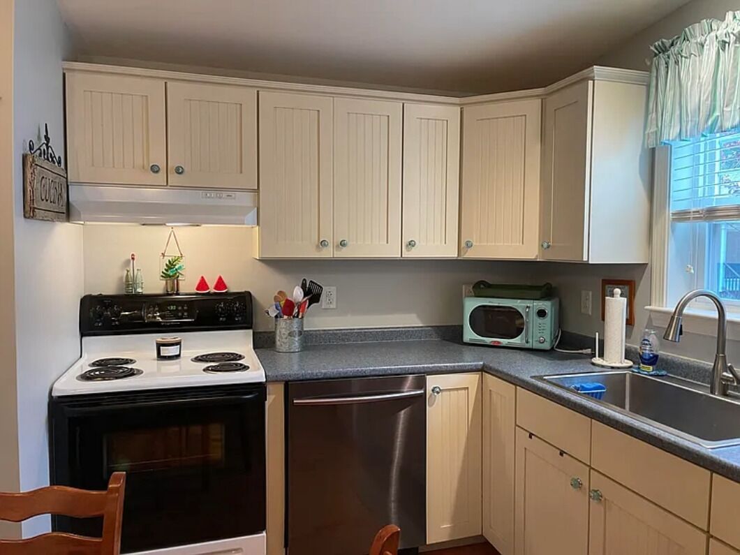 Four à micro-ondes, un four, surface de cuisson, lave-vaisselle