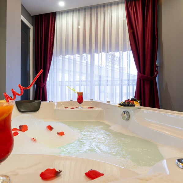 Deluxe Room, Private Bathroom, City View | Egyptian cotton sheets, premium bedding, memory foam beds, minibar