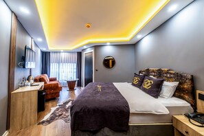 Habitación familiar con 2 camas individuales, varias camas, aire acondicionado, vista a la ciudad | Sábanas de algodón egipcio y ropa de cama de alta calidad 