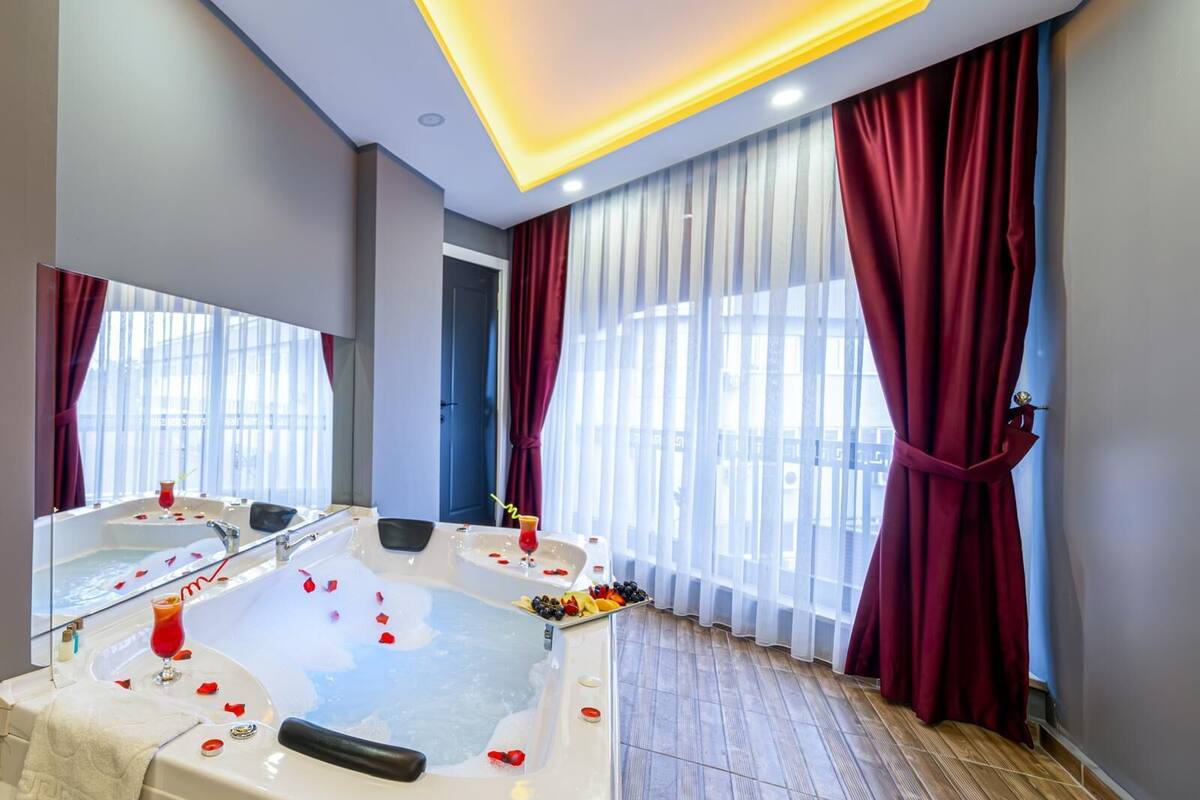 Deluxe Room, Private Bathroom, City View | Jetted tub