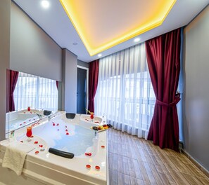 Deluxe Room, Private Bathroom, City View | Jetted tub