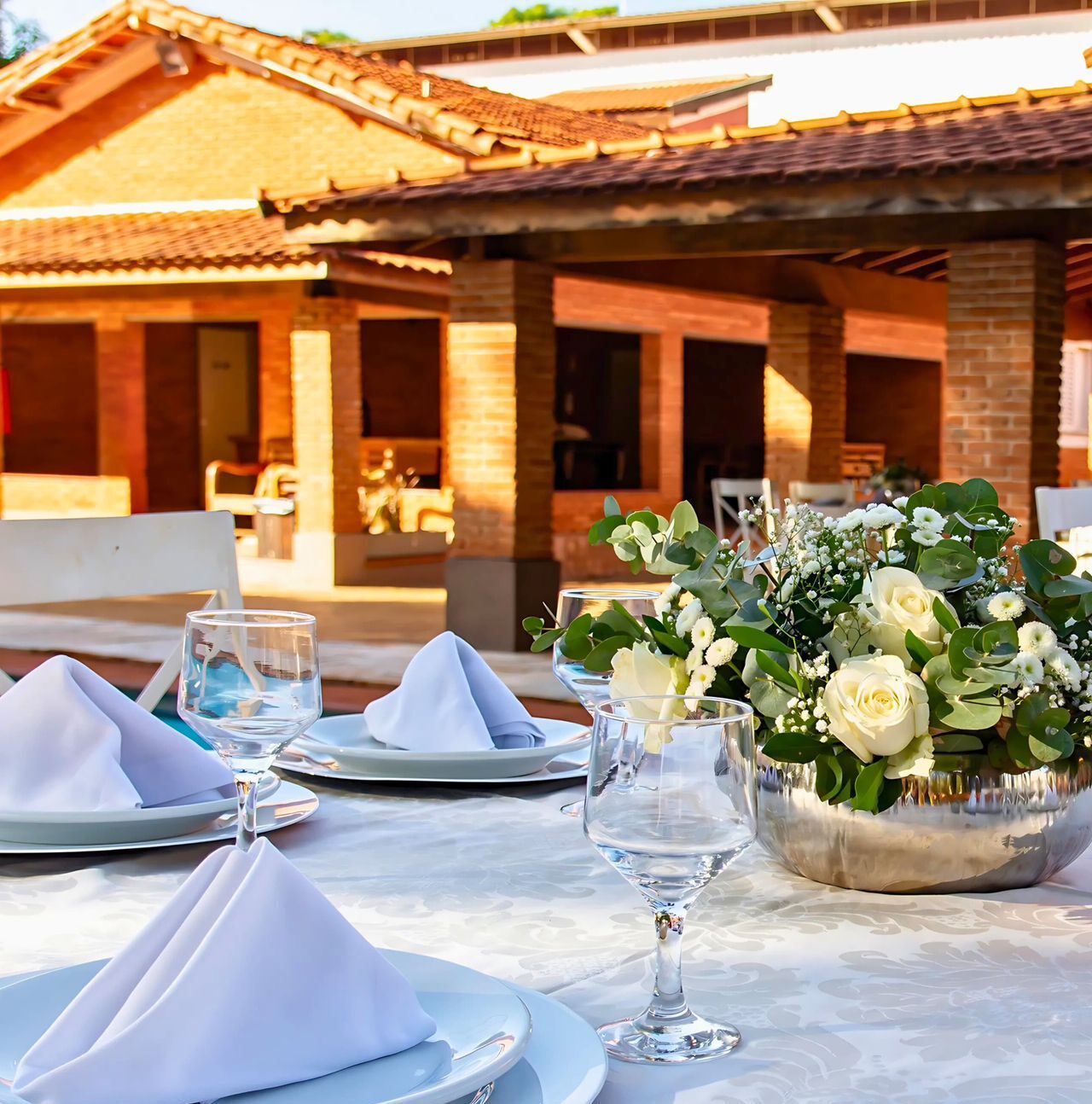 Piscina externa, guarda-sóis, espreguiçadeiras