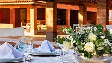 Hồ bơi ngoài trời, dù/ô trên bãi biển/hồ bơi, ghế dài tắm nắng