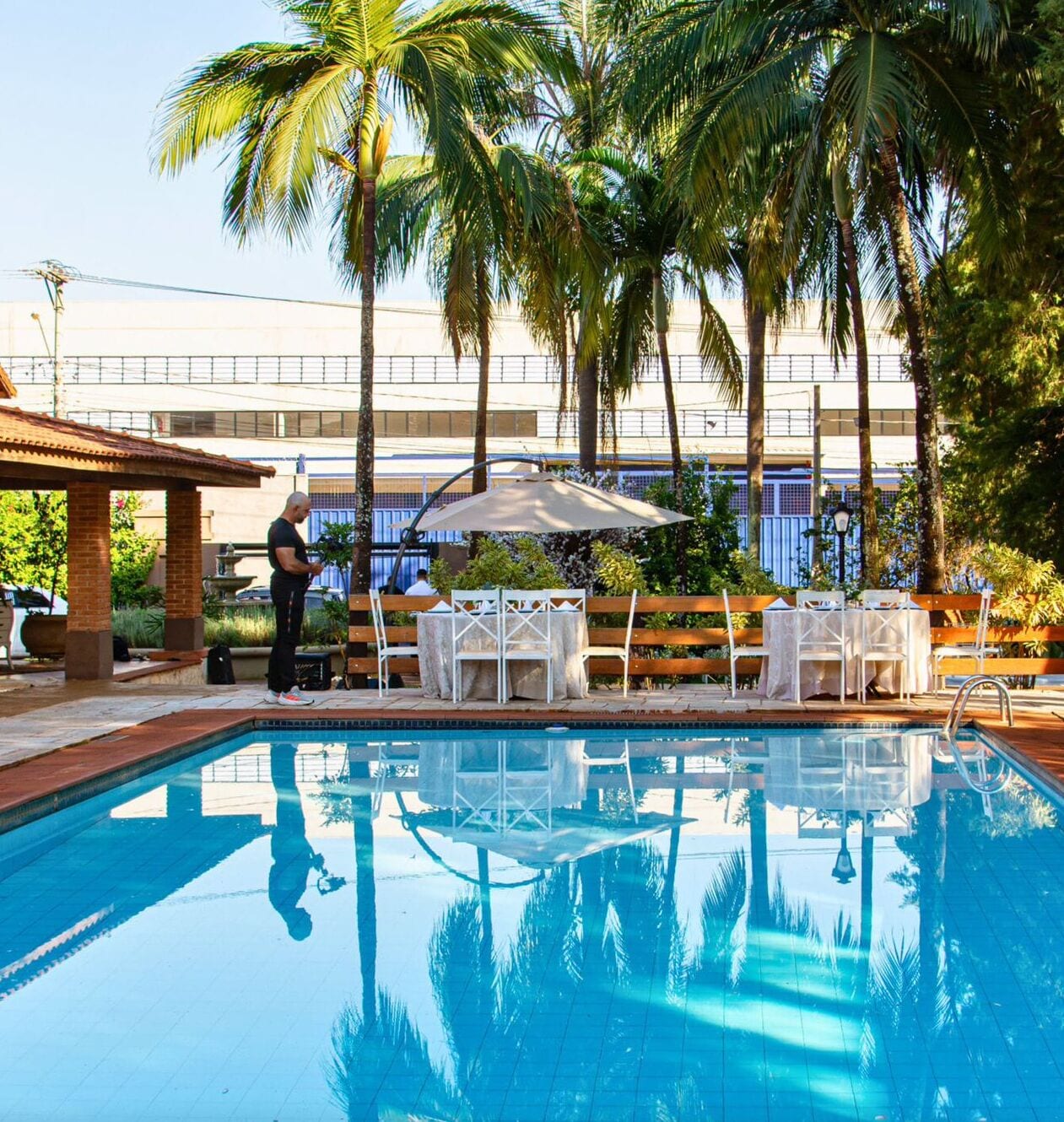 Piscina externa, guarda-sóis, espreguiçadeiras