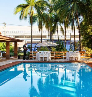 Outdoor pool, pool umbrellas, sun loungers