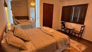 Quarto casal luxo | Roupas de cama antialérgicas, Wi-Fi de cortesia, roupa de cama