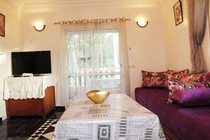 Living area - Modern, Bright Apartment Right by the Beach (El Mansouria)