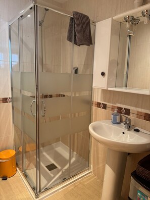 Dusche, Haartrockner, Handtücher, Seife