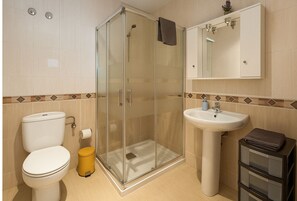 Douche, sèche-cheveux, serviettes fournies, savon