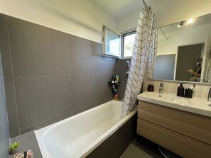 Haartrockner, Handtücher, Seife, Toilettenpapier