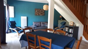 Living area - Comfortable chalet with lovely mountain views (Val de Chaise)