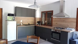 Mikrobølgeovn, ovn, kokeplater og oppvaskmaskin