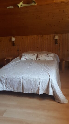 Tabla de planchar con plancha y ropa de cama