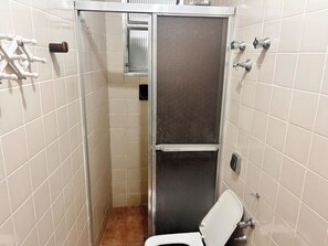 Toalhas de banho, papel higiênico