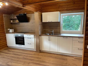 Kjøleskap, ovn, kokeplater og oppvaskmaskin