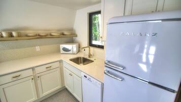 冰箱、微波炉、烤箱、炉灶