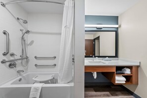 Suite, 1 cama King size, para no fumadores | Baño | Secadora de cabello y toallas 