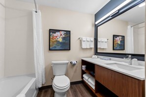 Suite estándar, 2 camas Queen size, para no fumadores | Baño | Secadora de cabello y toallas 
