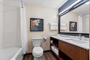 Standard-Suite, 2 Queen-Betten, Nichtraucher | Badezimmer | Haartrockner, Handtücher