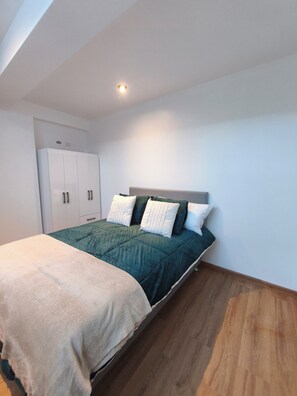 3 habitaciones, tabla de planchar con plancha, wifi y ropa de cama 