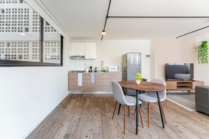 Een microgolfoven, een koffiezetapparaat/waterkoker, een broodrooster