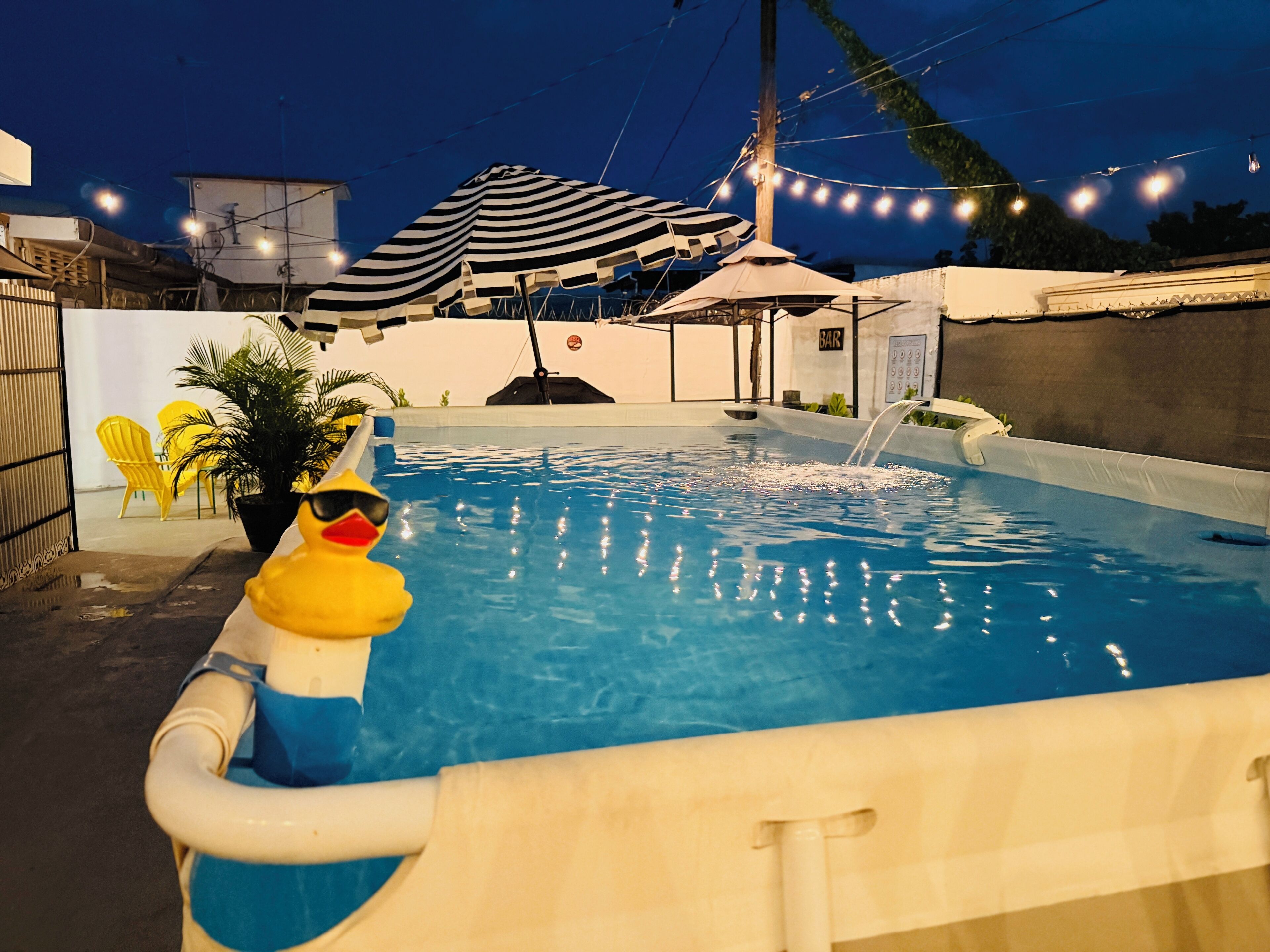 Una piscina al aire libre