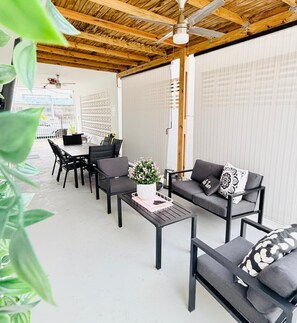 Outdoor dining - AGA HOUSE TU CASA EN PR  3 CUARTOS, 2 BANOS, PISCINA, TV EN CADA CUARTO. (CAROLINA)