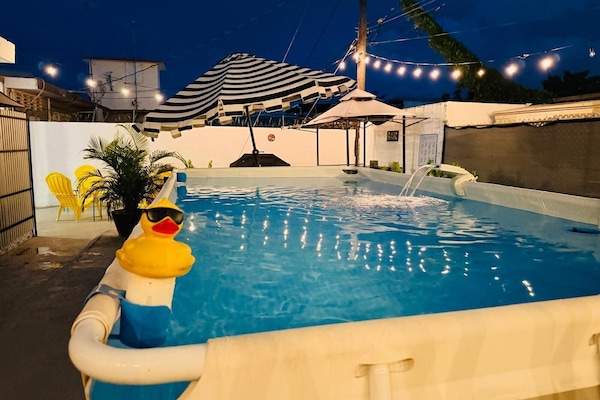 Una piscina al aire libre
