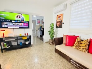 Smart TV - AGA HOUSE TU CASA EN PR  3 CUARTOS, 2 BANOS, PISCINA, TV EN CADA CUARTO. (CAROLINA)