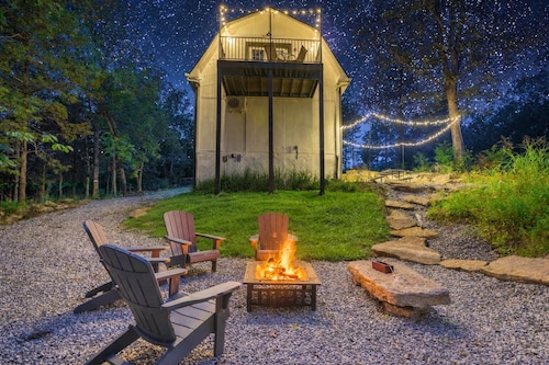 Peaceful 2BR Forest Cabin Near Ark W/Fire Pit, Deck & Vaulted Ceilings
