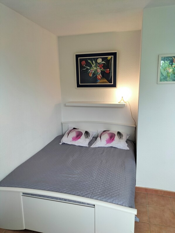 1 bedroom, bed sheets
