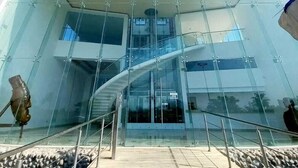 Ein modernes Gebäude mit der Beschilderung "MARINA PLATINO PLUS", das eine Marina oder ein Objekt am Wasser kennzeichnet.
