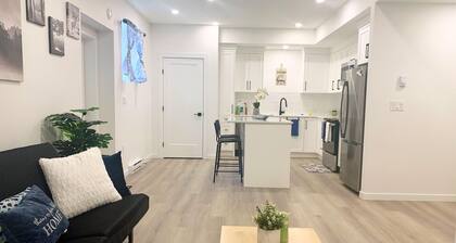 Bright. Cozy. Comfortable 2BR in Quiet Area • Near LEC/Costco. Free Parking